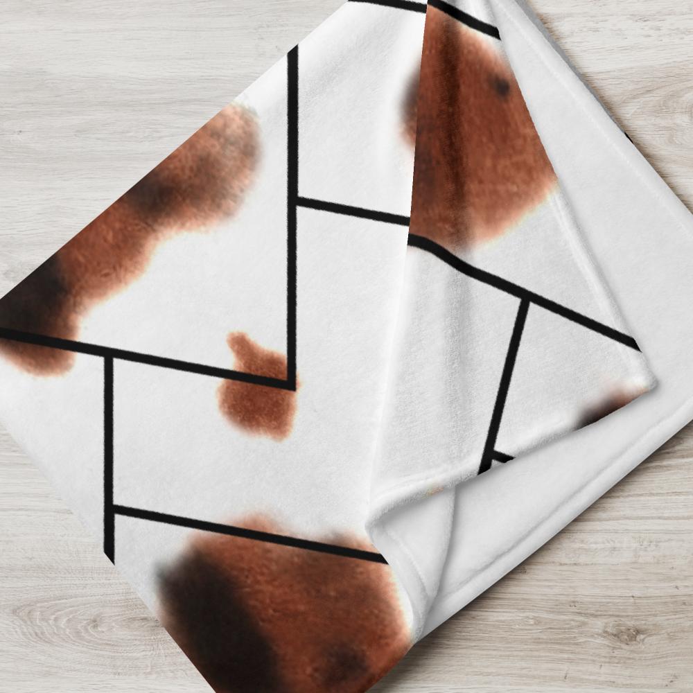 Modern Abstract Zigzag Throw Blanket – 50x60” White, Black & Brown Cozy Accent for Couch or Bed